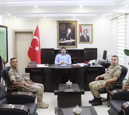 İlçe Jandarma Komutanı olarak atanan Jandarma Binbaşı Sn. Feruh MADEN, Kaymakam ve Belediye Başkan V. Sn. Mustafa KARALİ'yi makamında ziyaret etti.
