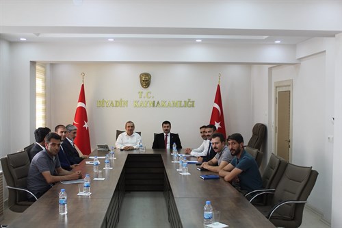 Merkez Valisi Sn. Abdulkadir YAZICI, Kaymakam ve Belediye Başkan V. Sn. Mustafa KARALİ'yi makamında ziyaret etti.